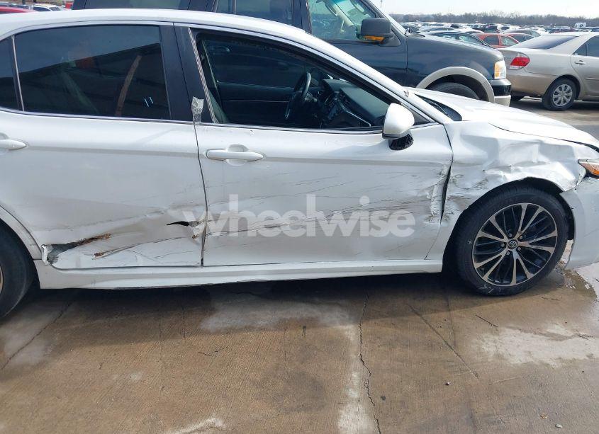 Photo 6 of 2018 Toyota Camry SE (VIN 4T1B11HK2JU081803)