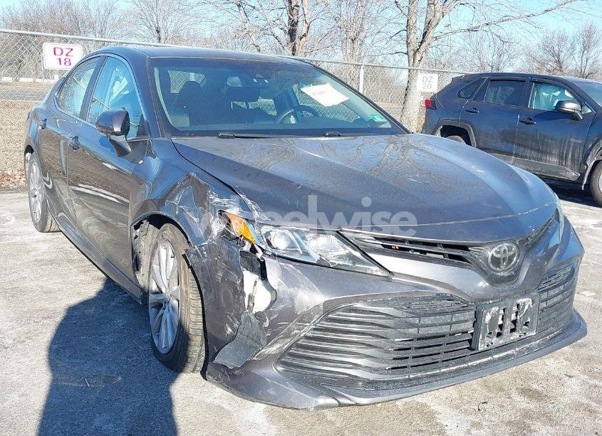 2018 Toyota Camry LE (VIN 4T1B11HK2JU109616) main photo