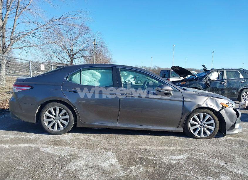 Photo 13 of 2018 Toyota Camry LE (VIN 4T1B11HK2JU109616)