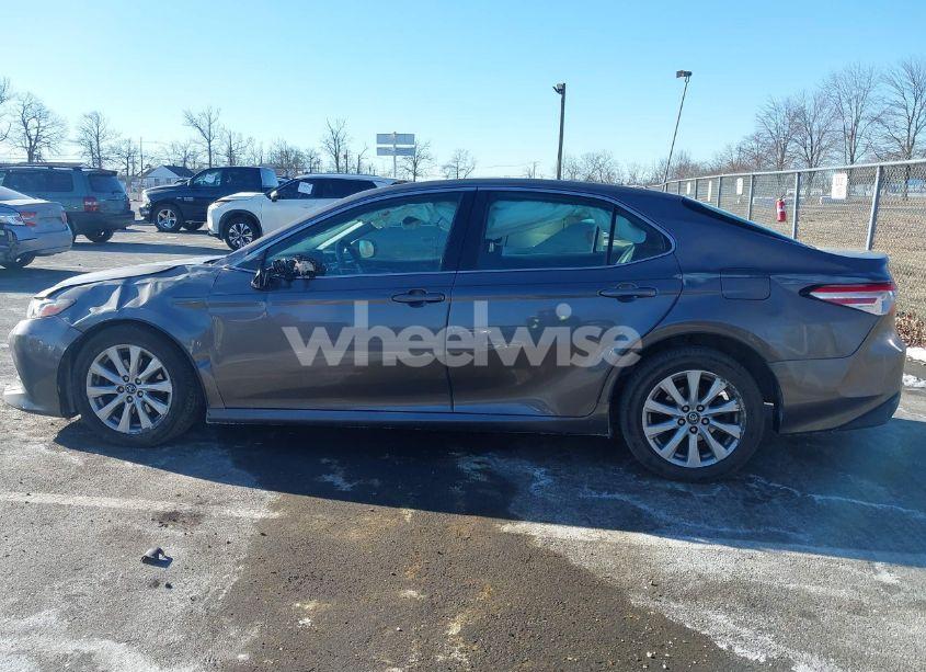 Photo 14 of 2018 Toyota Camry LE (VIN 4T1B11HK2JU109616)