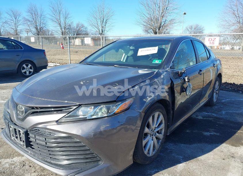 Photo 6 of 2018 Toyota Camry LE (VIN 4T1B11HK2JU109616)