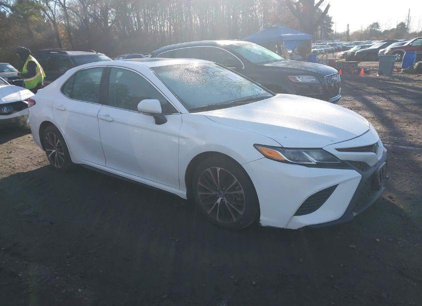 2018 Toyota Camry SE (VIN 4T1B11HK2JU123290) main photo