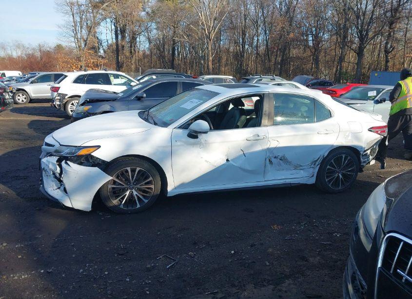 Photo 14 of 2018 Toyota Camry SE (VIN 4T1B11HK2JU123290)