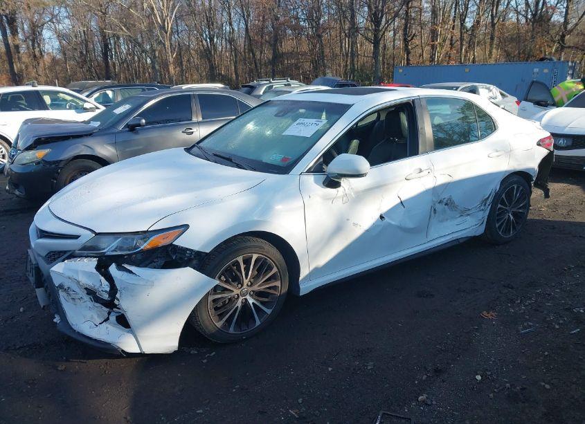 Photo 2 of 2018 Toyota Camry SE (VIN 4T1B11HK2JU123290)