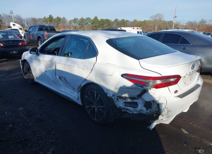 Photo 3 of 2018 Toyota Camry SE (VIN 4T1B11HK2JU123290)