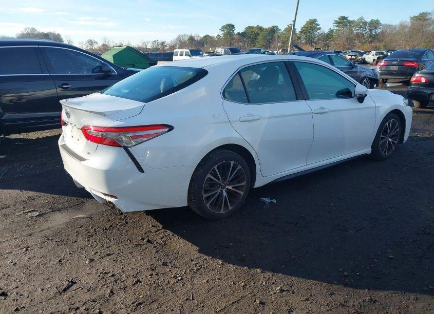 Photo 4 of 2018 Toyota Camry SE (VIN 4T1B11HK2JU123290)