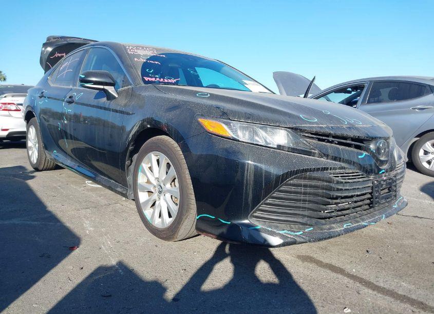 2018 Toyota Camry LE (VIN 4T1B11HK2JU133575) main photo