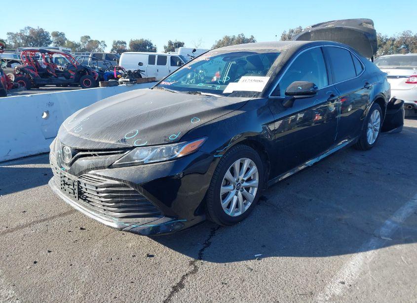 Photo 2 of 2018 Toyota Camry LE (VIN 4T1B11HK2JU133575)