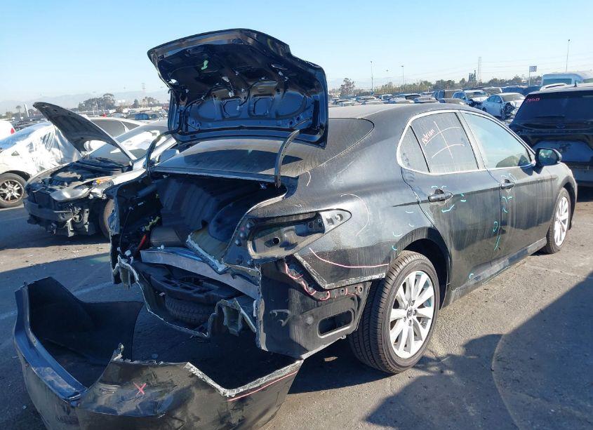 Photo 4 of 2018 Toyota Camry LE (VIN 4T1B11HK2JU133575)