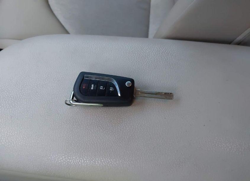 Photo 11 of 2018 Toyota Camry LE (VIN 4T1B11HK2JU136847)