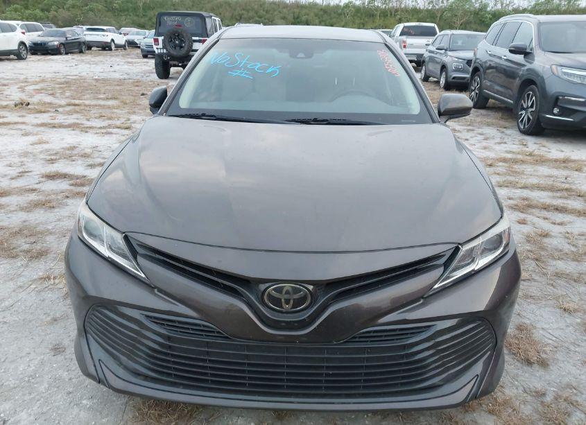 Photo 12 of 2018 Toyota Camry LE (VIN 4T1B11HK2JU136847)