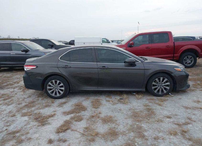 Photo 13 of 2018 Toyota Camry LE (VIN 4T1B11HK2JU136847)