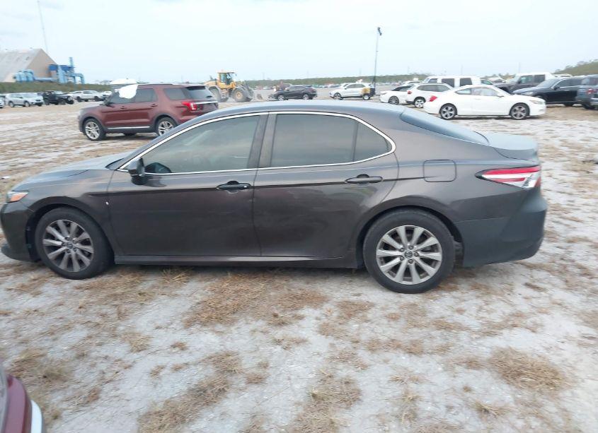 Photo 14 of 2018 Toyota Camry LE (VIN 4T1B11HK2JU136847)