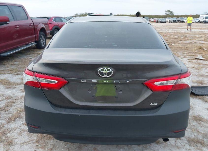 Photo 16 of 2018 Toyota Camry LE (VIN 4T1B11HK2JU136847)