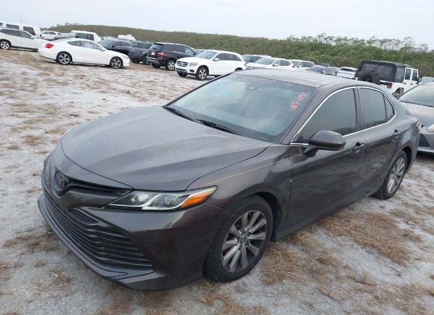 Photo 2 of 2018 Toyota Camry LE (VIN 4T1B11HK2JU136847)