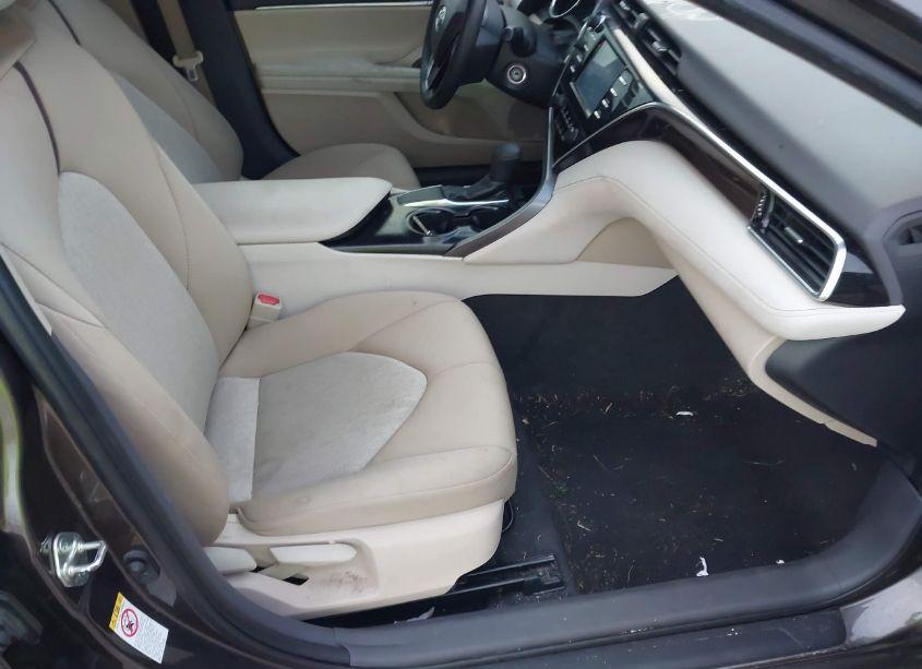 Photo 5 of 2018 Toyota Camry LE (VIN 4T1B11HK2JU136847)