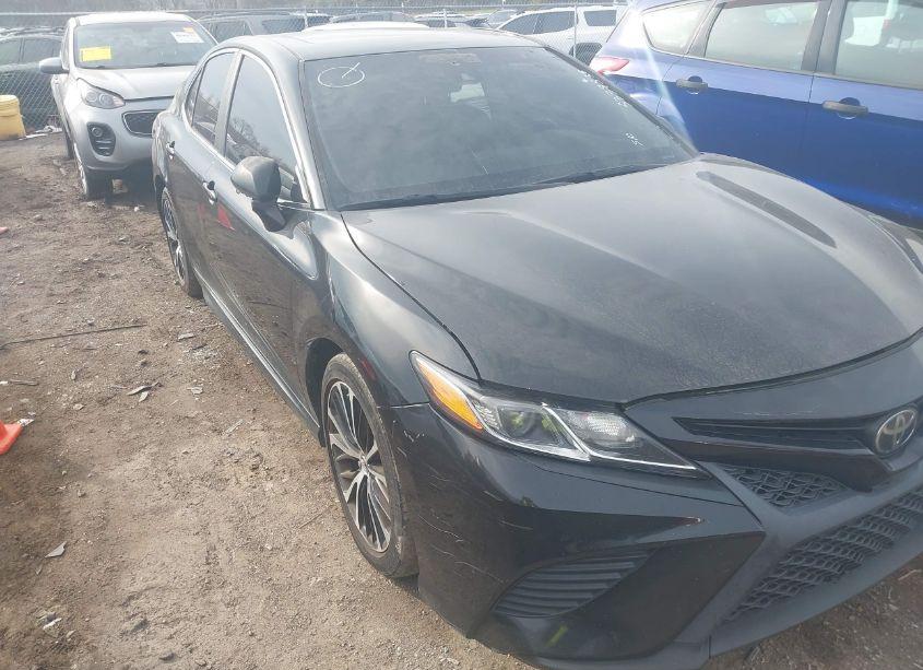 2018 Toyota Camry SE (VIN 4T1B11HK2JU148495) main photo