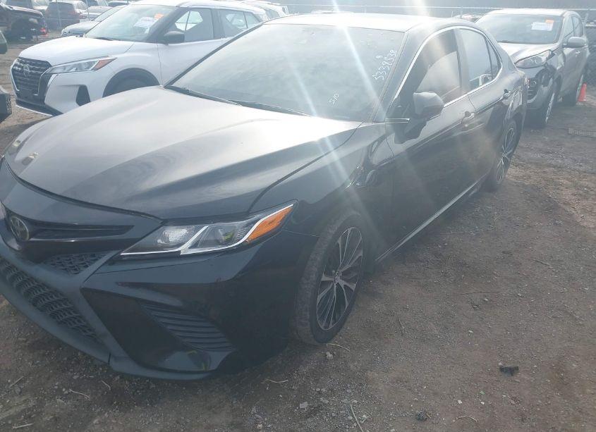 Photo 2 of 2018 Toyota Camry SE (VIN 4T1B11HK2JU148495)