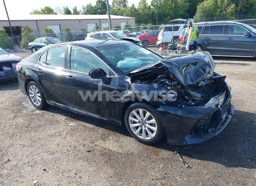 2018 Toyota Camry LE (VIN 4T1B11HK2JU151039) main photo