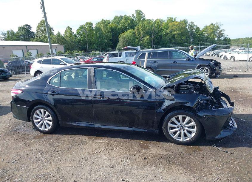 Photo 13 of 2018 Toyota Camry LE (VIN 4T1B11HK2JU151039)