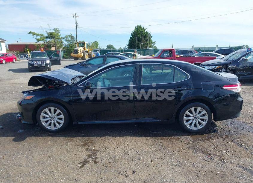 Photo 14 of 2018 Toyota Camry LE (VIN 4T1B11HK2JU151039)