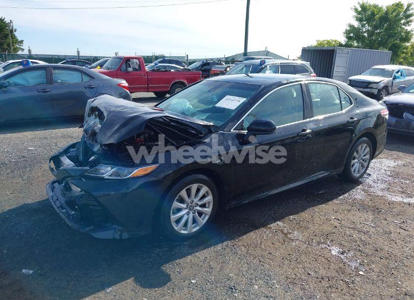 Photo 2 of 2018 Toyota Camry LE (VIN 4T1B11HK2JU151039)