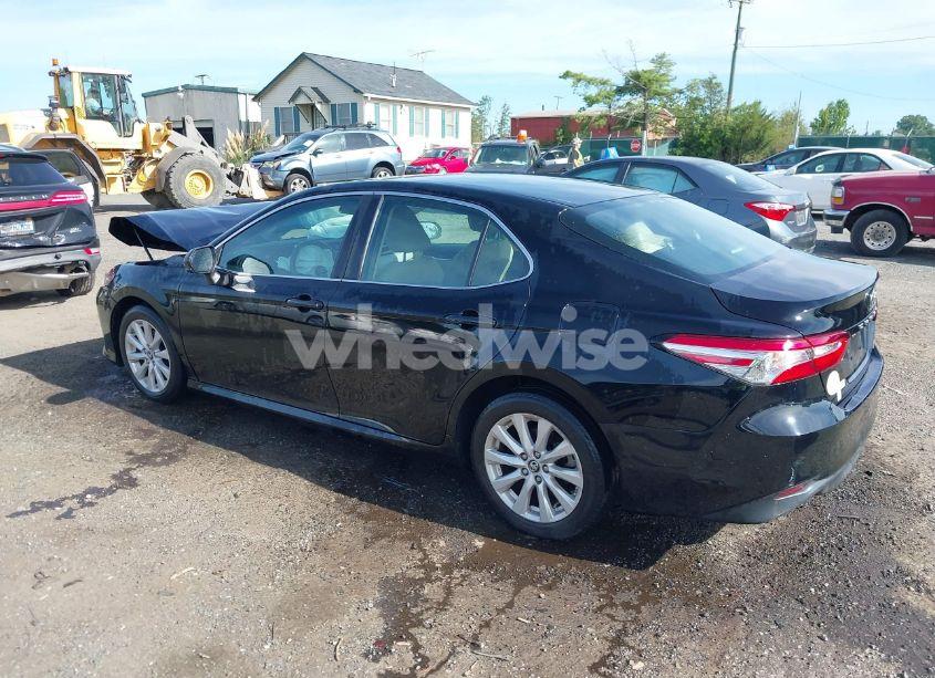 Photo 3 of 2018 Toyota Camry LE (VIN 4T1B11HK2JU151039)
