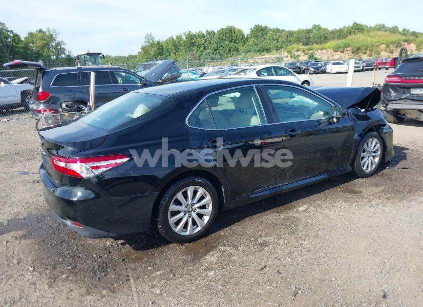 Photo 4 of 2018 Toyota Camry LE (VIN 4T1B11HK2JU151039)