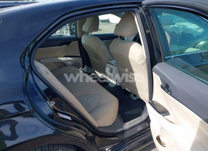 Photo 8 of 2018 Toyota Camry LE (VIN 4T1B11HK2JU151039)