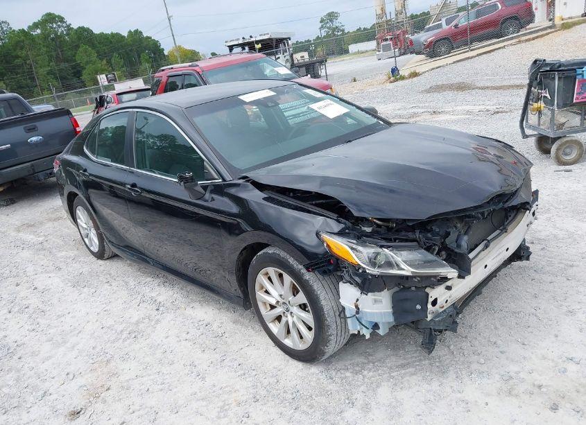 2018 Toyota Camry LE (VIN 4T1B11HK2JU151669) main photo