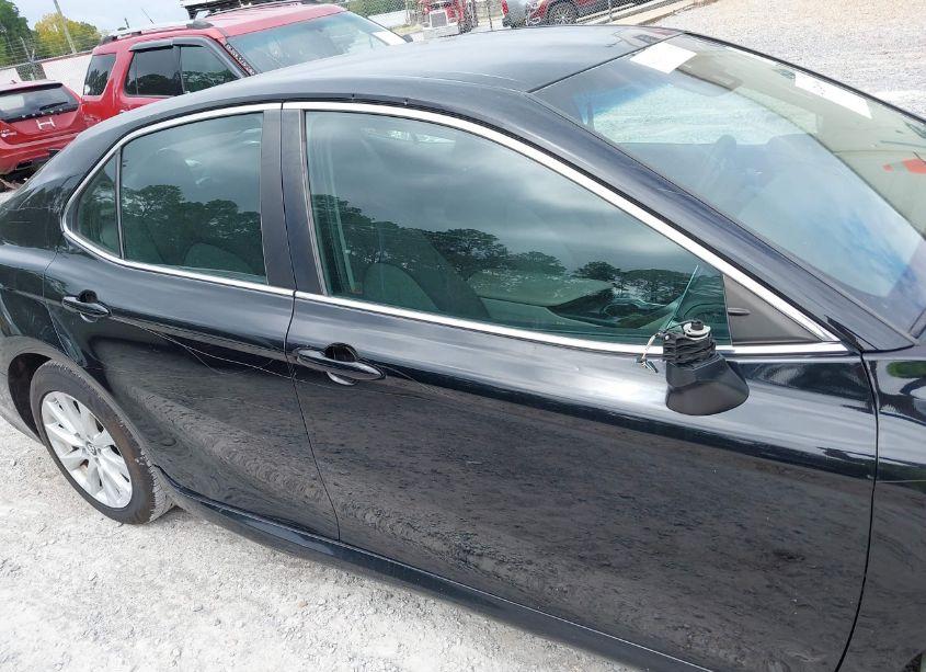 Photo 13 of 2018 Toyota Camry LE (VIN 4T1B11HK2JU151669)