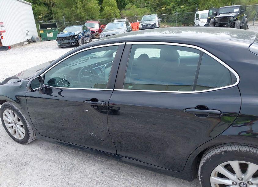 Photo 14 of 2018 Toyota Camry LE (VIN 4T1B11HK2JU151669)