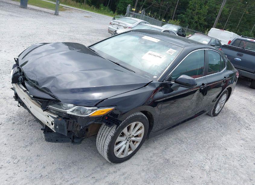 Photo 2 of 2018 Toyota Camry LE (VIN 4T1B11HK2JU151669)