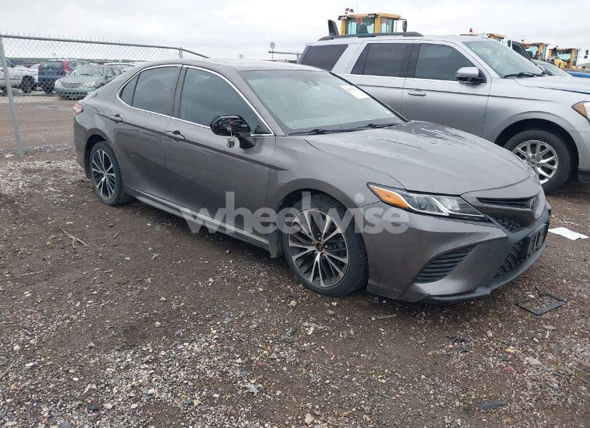2018 Toyota Camry SE (VIN 4T1B11HK2JU515914) main photo