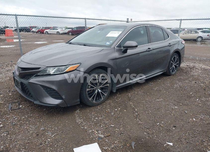 Photo 2 of 2018 Toyota Camry SE (VIN 4T1B11HK2JU515914)