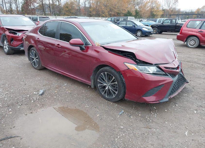 2018 Toyota Camry SE (VIN 4T1B11HK2JU516979) main photo