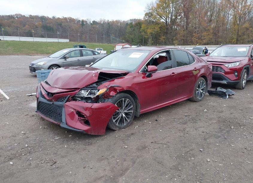 Photo 2 of 2018 Toyota Camry SE (VIN 4T1B11HK2JU516979)