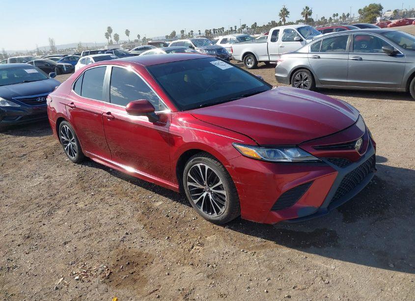 2018 Toyota Camry SE (VIN 4T1B11HK2JU517050) main photo