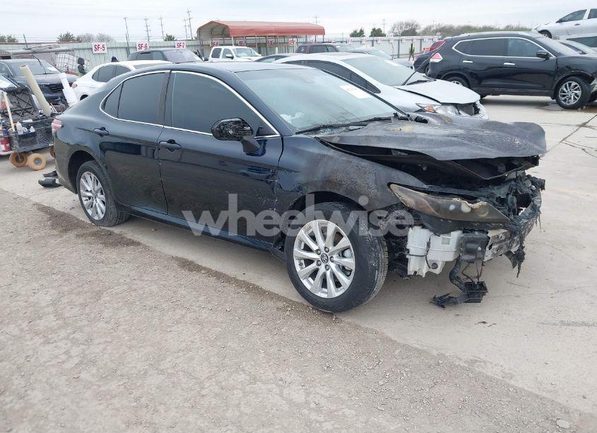 2018 Toyota Camry LE (VIN 4T1B11HK2JU522734) main photo