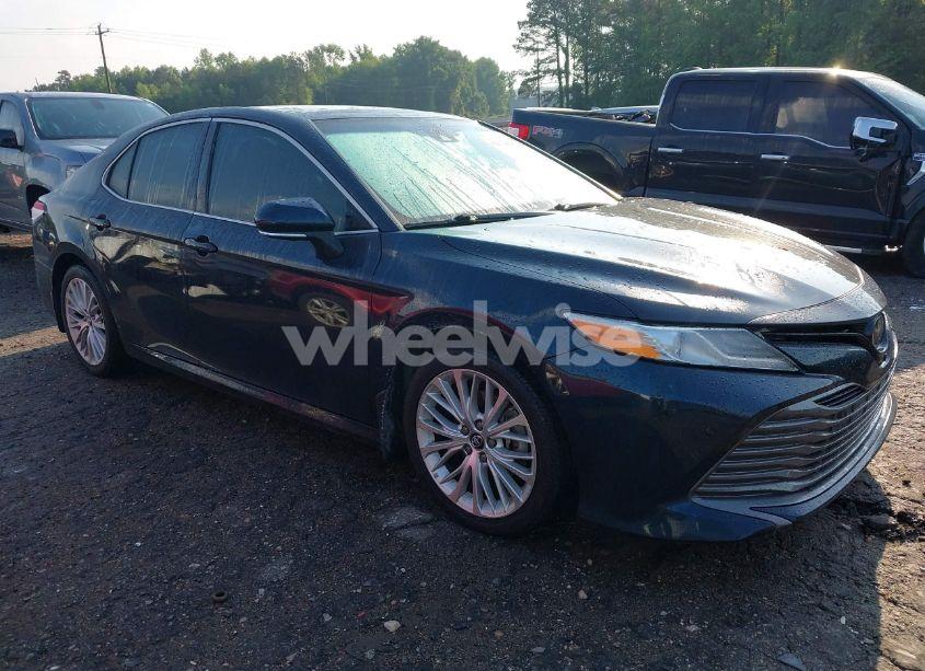 2018 Toyota Camry XLE (VIN 4T1B11HK2JU525620) main photo
