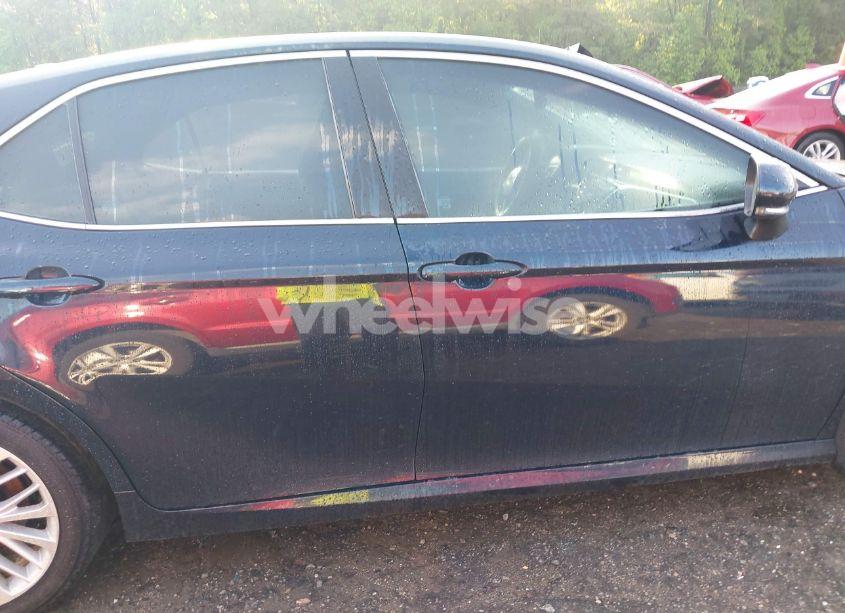 Photo 13 of 2018 Toyota Camry XLE (VIN 4T1B11HK2JU525620)