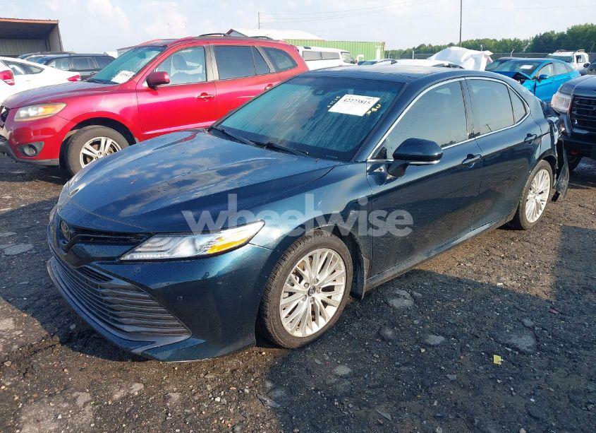 Photo 2 of 2018 Toyota Camry XLE (VIN 4T1B11HK2JU525620)