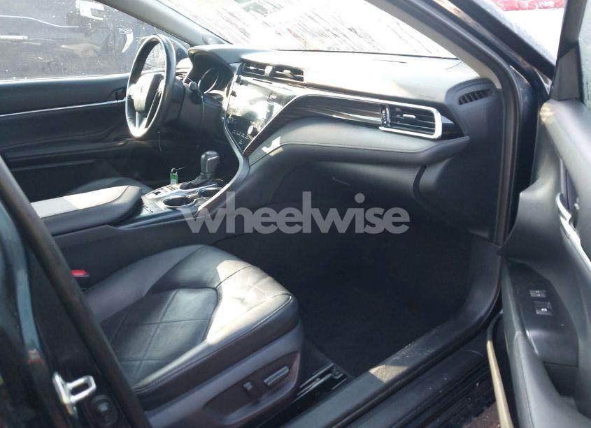 Photo 5 of 2018 Toyota Camry XLE (VIN 4T1B11HK2JU525620)