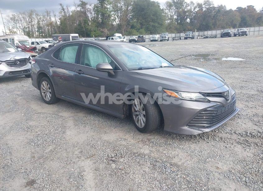 2018 Toyota Camry LE (VIN 4T1B11HK2JU529683) main photo