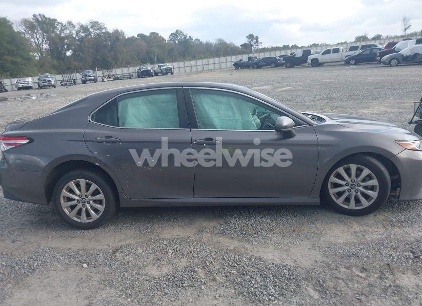 Photo 13 of 2018 Toyota Camry LE (VIN 4T1B11HK2JU529683)