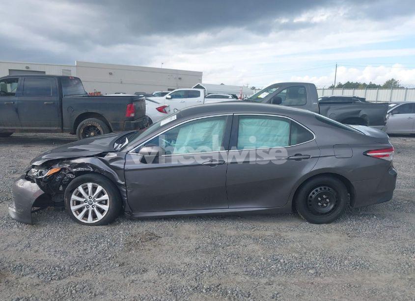 Photo 14 of 2018 Toyota Camry LE (VIN 4T1B11HK2JU529683)