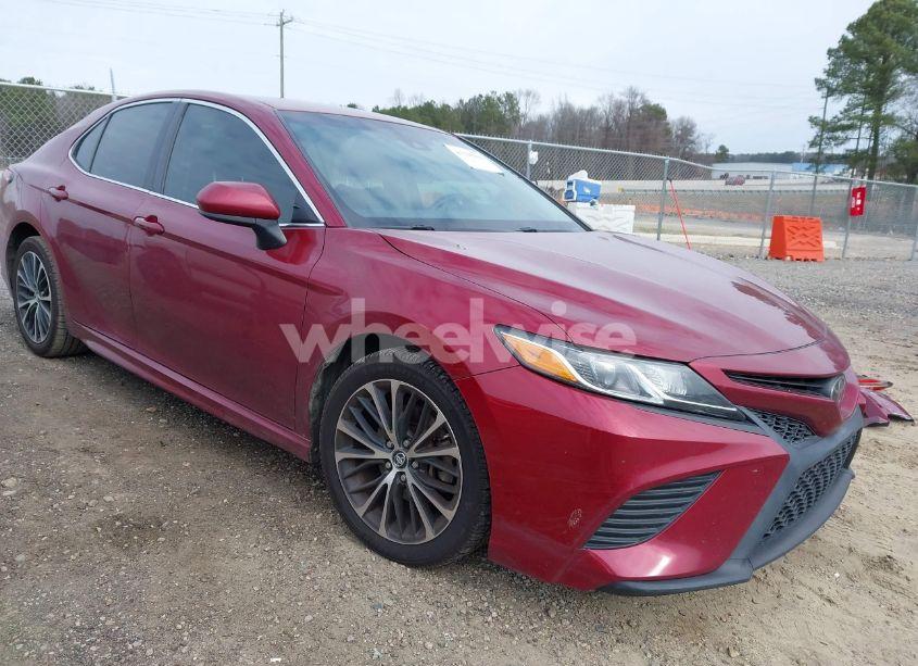 2018 Toyota Camry SE (VIN 4T1B11HK2JU549643) main photo