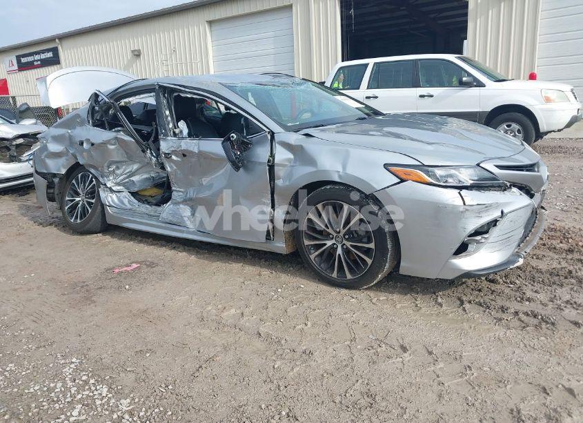 2018 Toyota Camry SE (VIN 4T1B11HK2JU564756) main photo