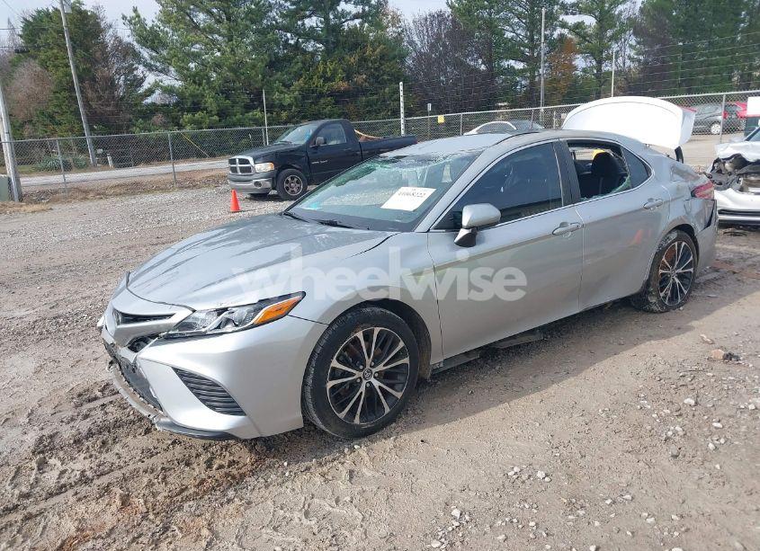 Photo 2 of 2018 Toyota Camry SE (VIN 4T1B11HK2JU564756)
