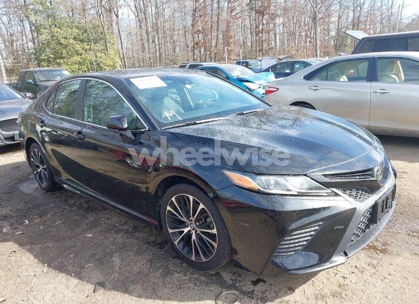 2018 Toyota Camry SE (VIN 4T1B11HK2JU571674) main photo